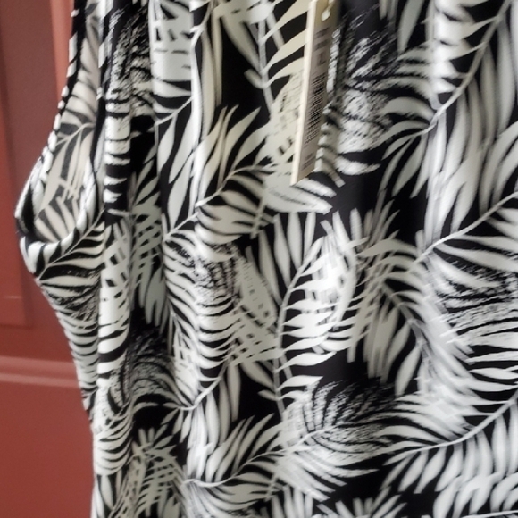 Max Studio Black and White Leaf Print Tank Top - Picture 4 of 8